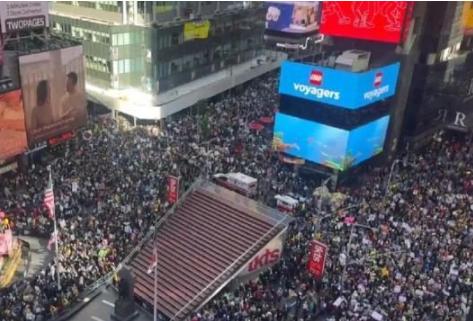 700多万人涌上街头发泄不满，2700多场示威把全美50个州的主要城市都