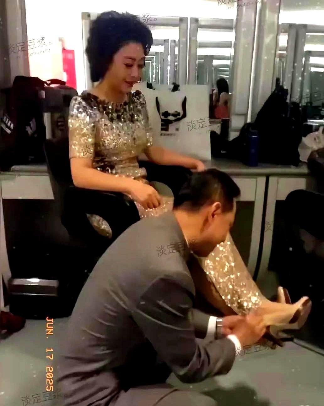 李胜素她刚下台和于魁智在后台休息，两人蹲着说话的照片一出，网上有人说姿势太近。
