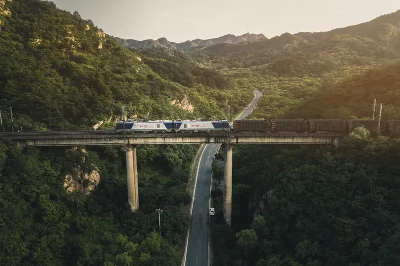 大秦铁路能站稳5元吗？大秦铁路当前股价在5元附近反复拉锯，想站稳其实不简单。