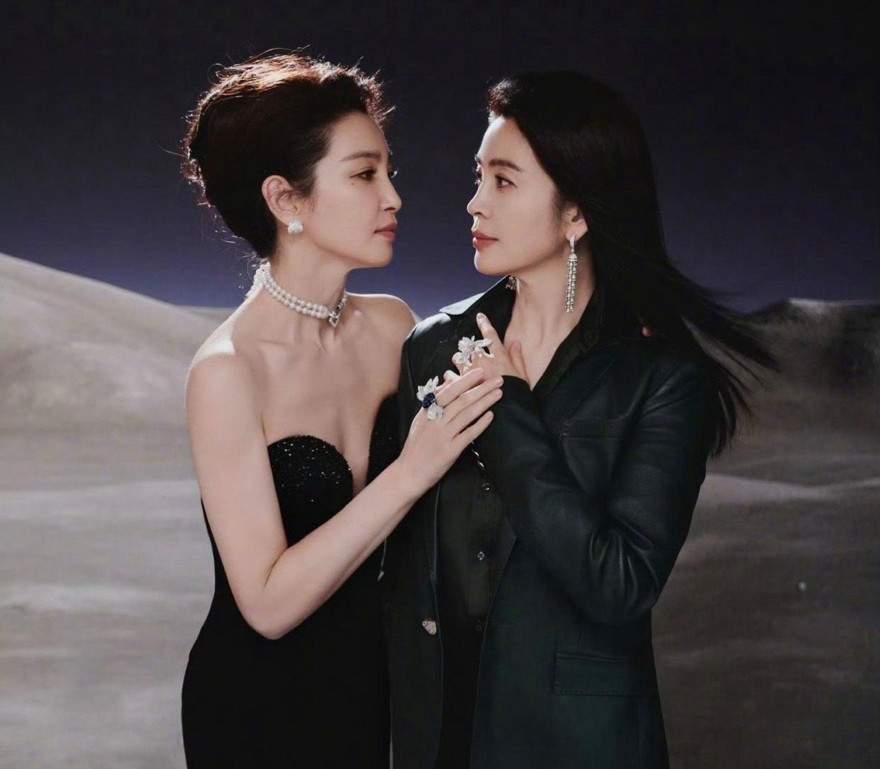 李冰冰和妹妹李雪同框拍摄，虽然只相差两岁，但两人真像是一对同卵双胞胎。