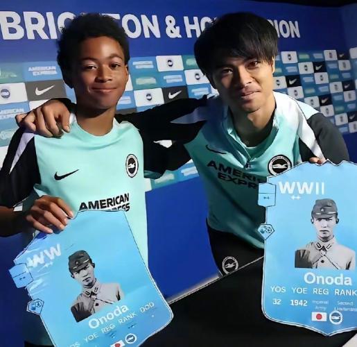 英超日本国脚手持日军军官卡片合影此前，布莱顿青训学院的官方账号发布了一张极其令