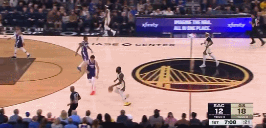 准的离谱！库里打国王可太轻松了！在今天NBA常规赛勇士对阵国王的第一节比赛初，