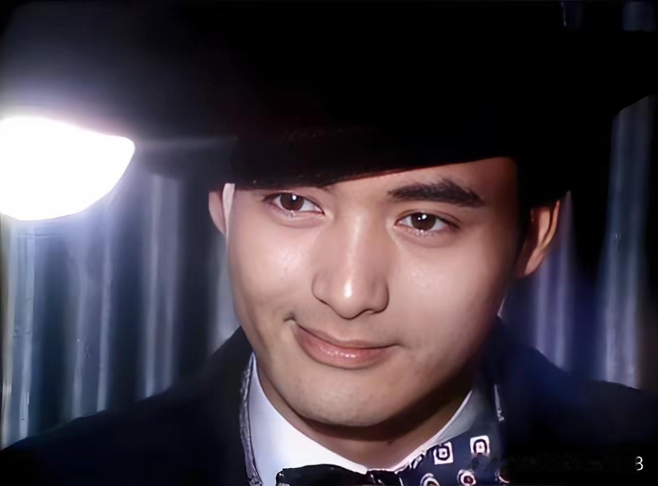 网上一直谣传说周润发拍《卧虎藏龙》是捡的李连杰的漏。说什么周润发的那个角色的第一