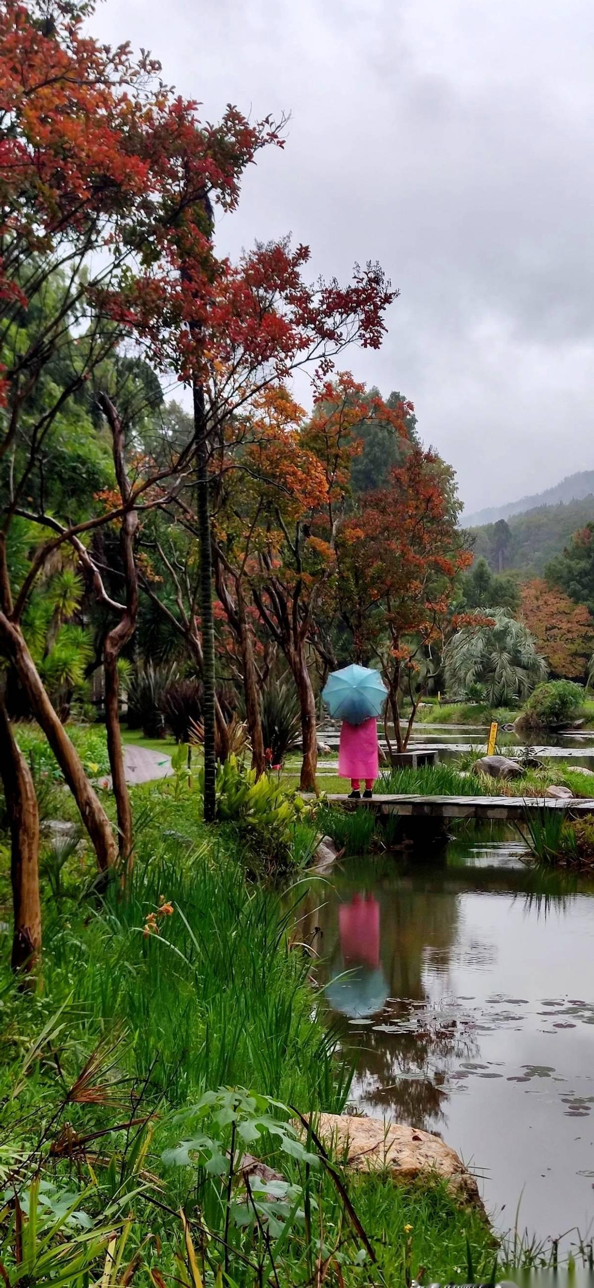 女同事把她的包塞我手里，说去趟洗手间。我手一沉，下意识掂了掂，车钥匙、房门钥匙