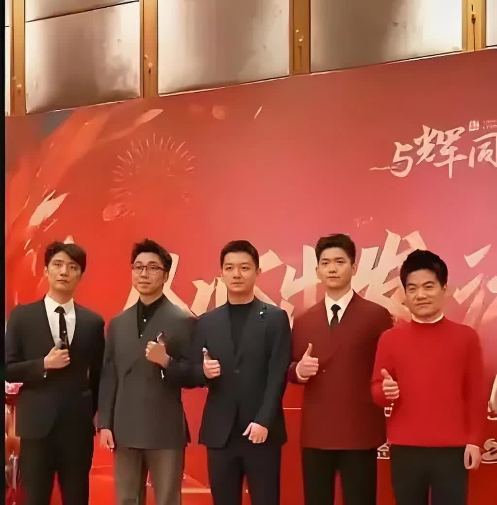 长得帅可真好啊！甘肃之旅时，董董穿着一身带有剪纸元素的红衣，那模样，活脱脱就