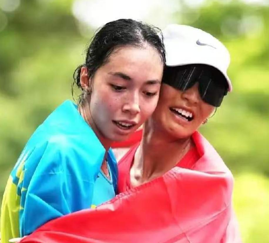 冲过终点、披上国旗，连对手都上前道贺了，结果裁判一句话：鞋子不合规，成绩取消。哈