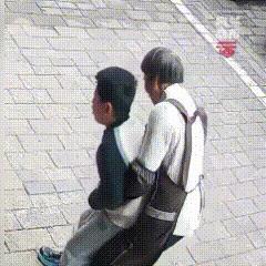 “这不得上人民日报！”广西桂林，早餐店阿姨突然从店里冲出来，抱住路边一名小男孩，