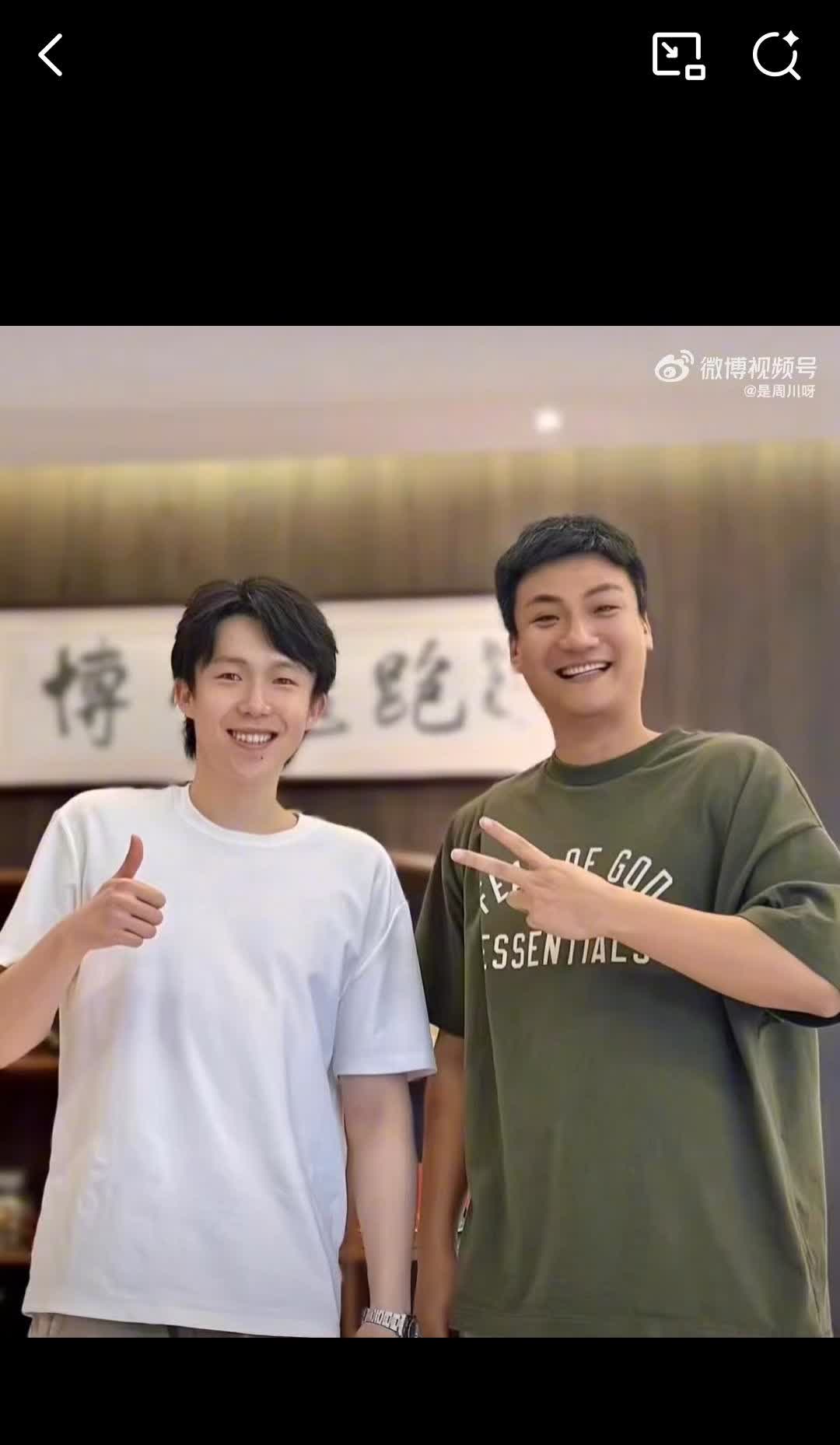 9月2日王楚钦头发长了颜值好高，我这刚才差点认成王一博，别说这高冷气质还真像。