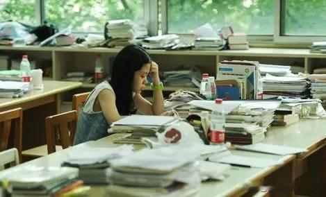 初二学生想10点前写完作业睡觉？不可能！初一孩子9点半前能休息？想都别想！到了初