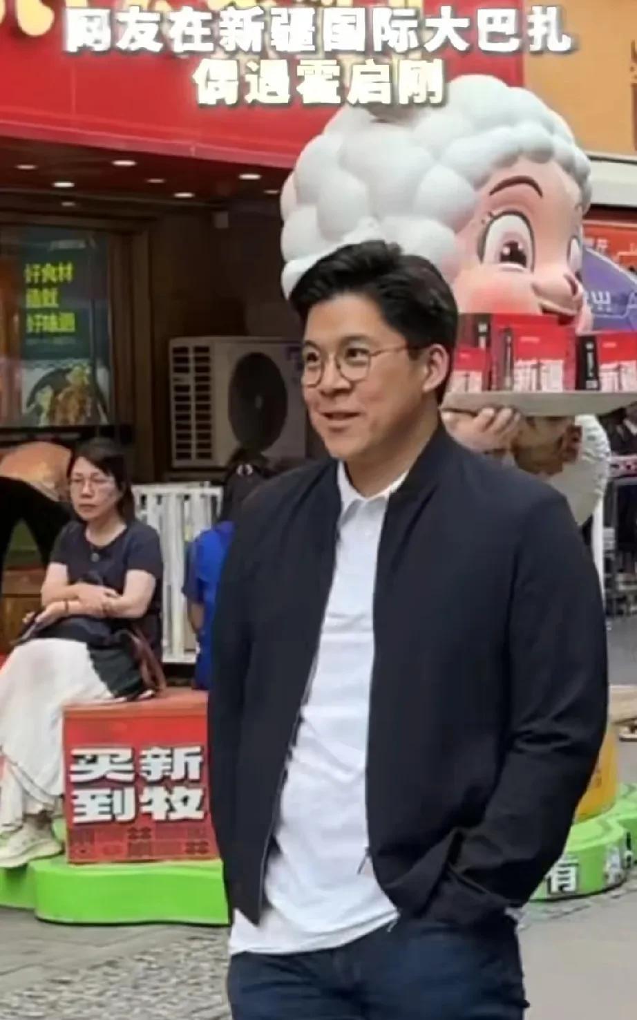 有人说：看穿的衣服不应该是这个时候的事情，身边的两位贴身保镖眼神很犀利，耳麦在随