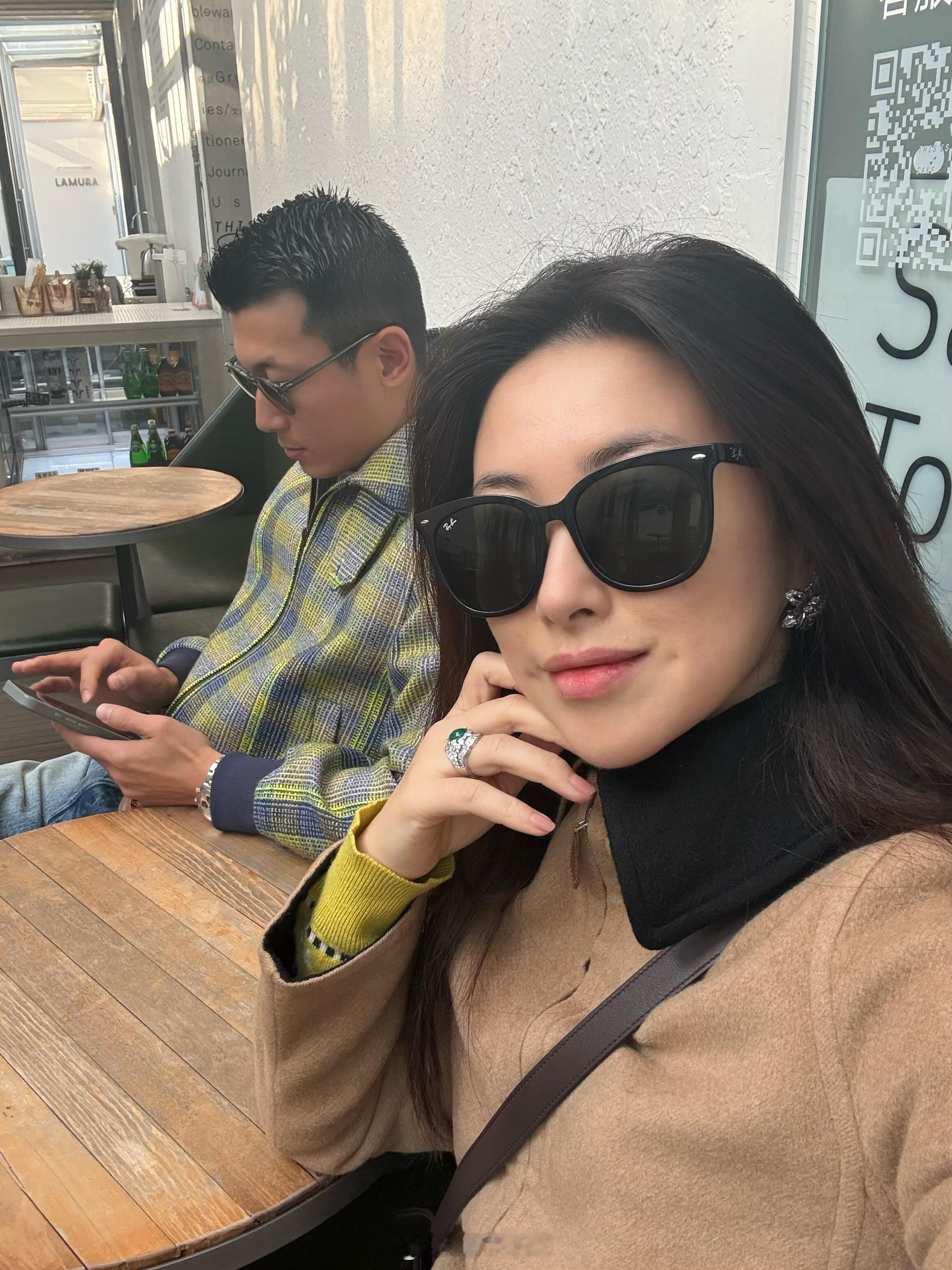 他说带我换一个地方一起玩手机🙂