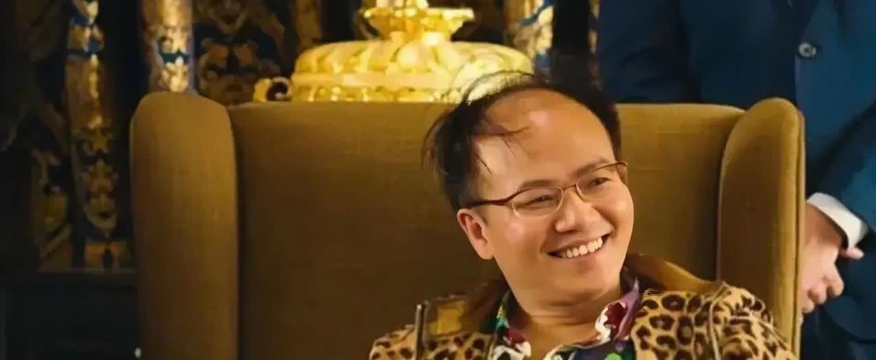 戏里爱玩土豪，戏外油腻猥琐。郑冀峰被抓让很多人意外，不久前还有自媒体扒他戏里