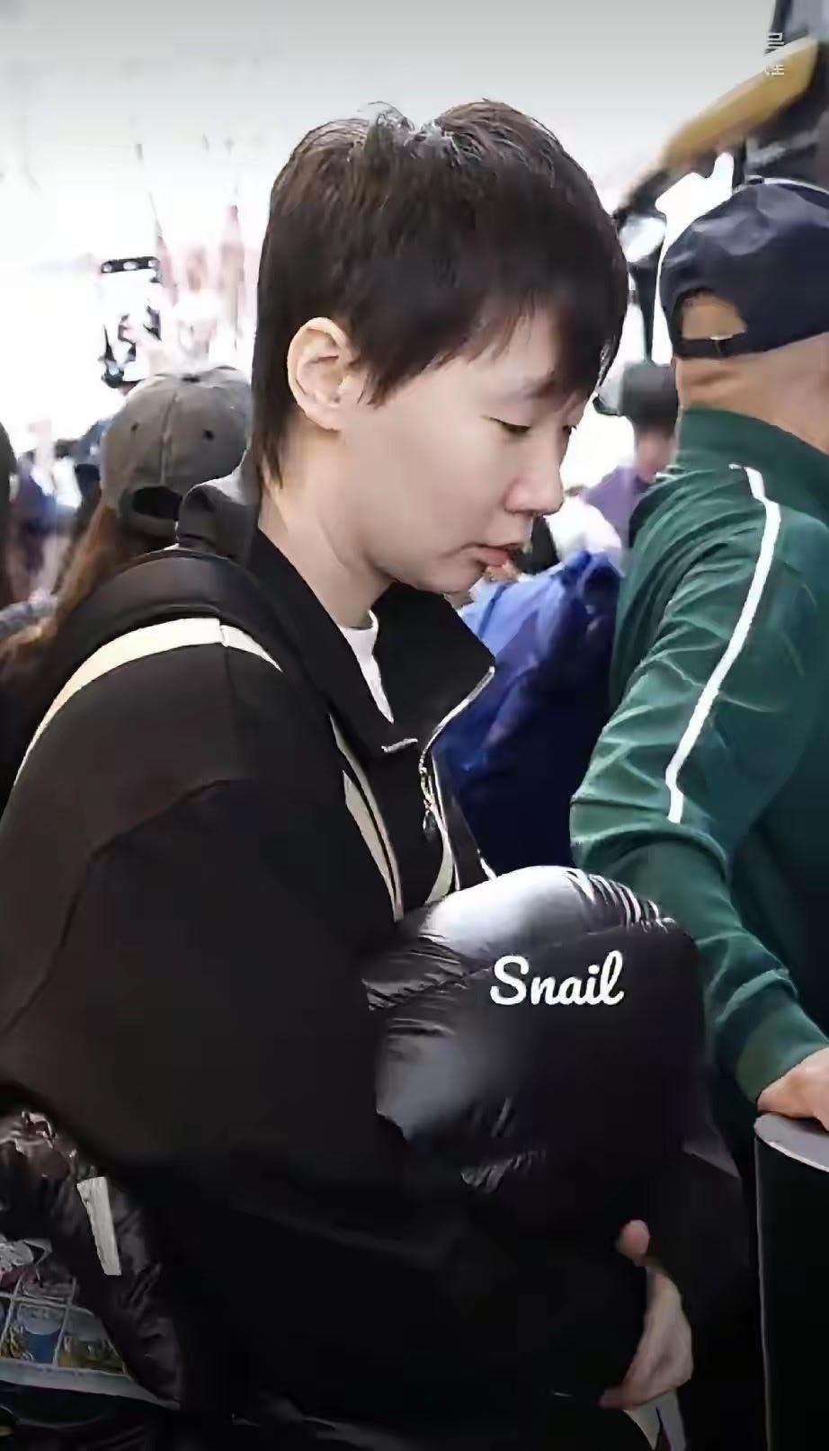 【王曼昱被拍到回国，面容格外白皙】这张照片是王曼昱在结束2026年WTT新加坡