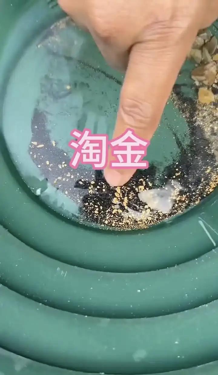 标题：金价一涨，全民下矿！这届游客不是来旅游，是来“创收”的谁能想到，国庆最火