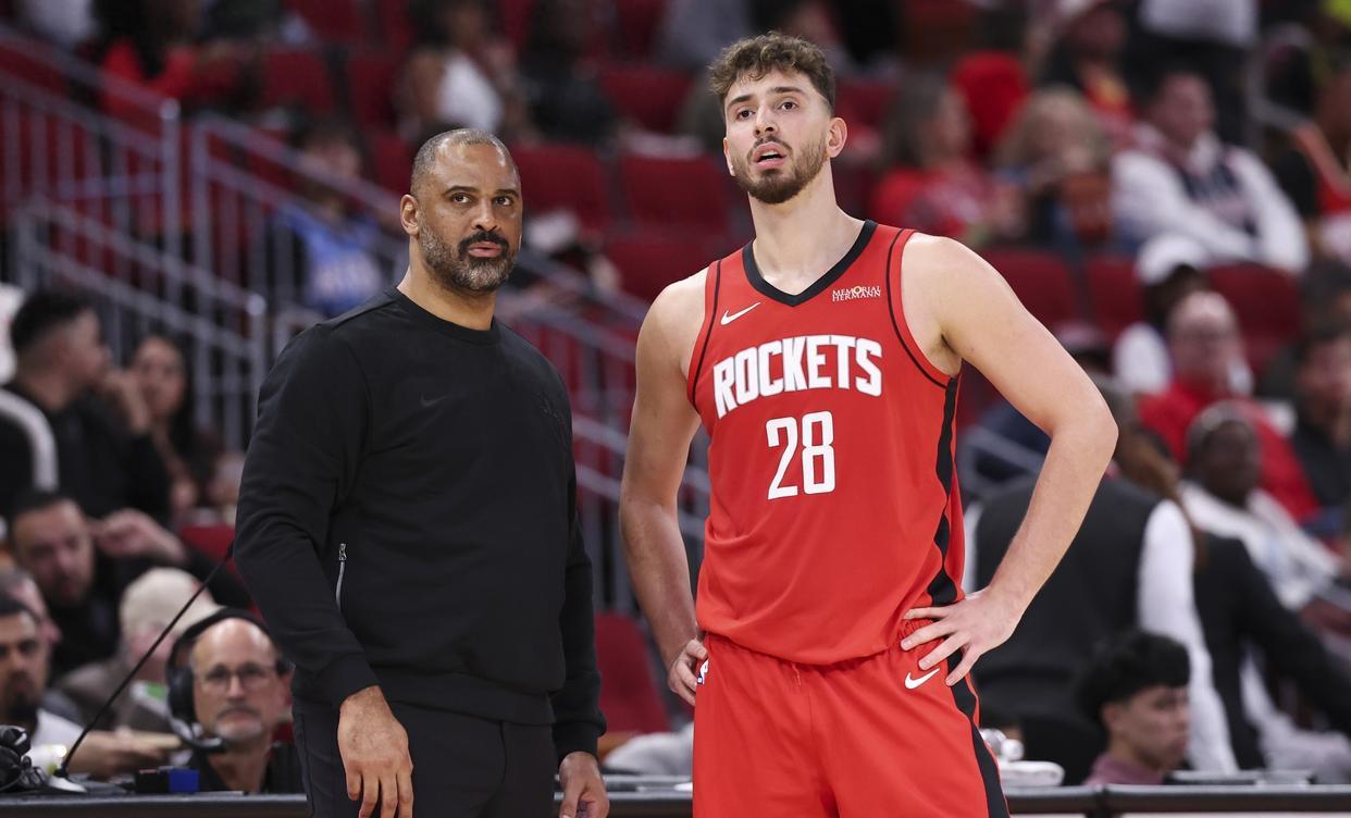 阿门弟弟在活塞就是个纯蓝领，上场时间也少阿门在当控卫来培养也是没谁了总之火箭