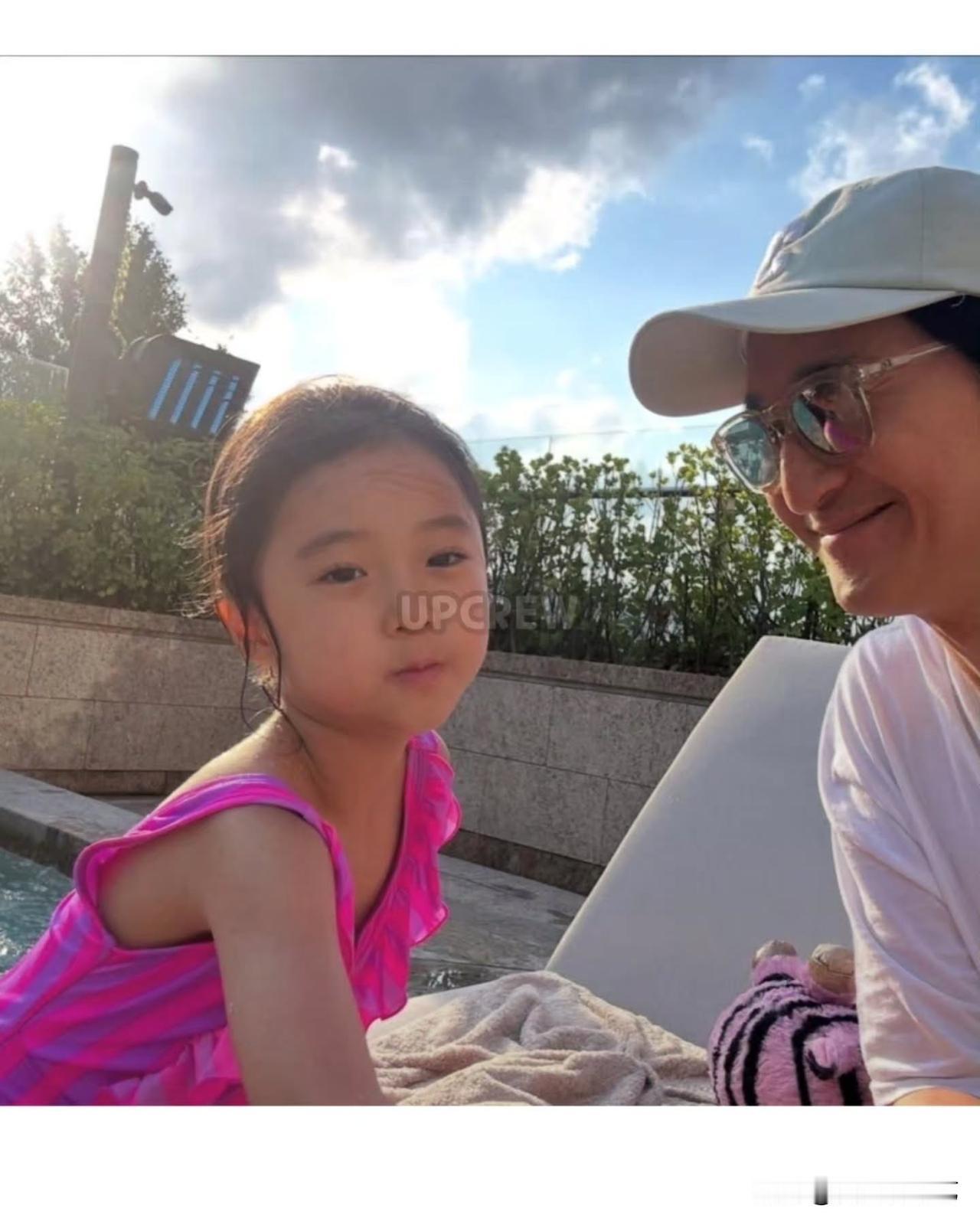 14日，演员申贤俊在Instagram上传了多张照片。照片中，申贤俊和女儿身着泳