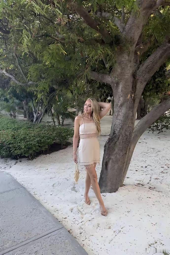 特朗普的小女儿，在印度旅游自拍，这得带多少保镖啊