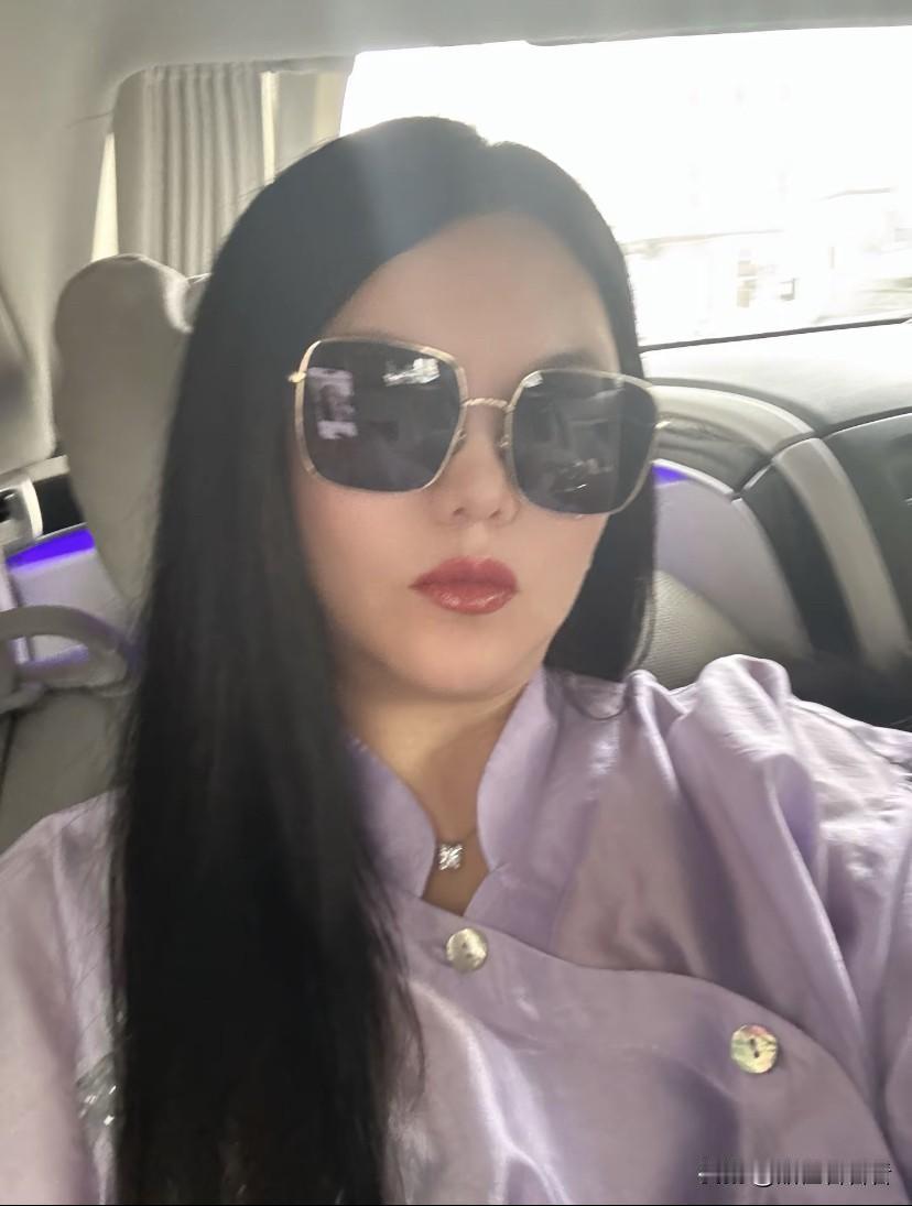 李湘凌晨一点多晒多张照片，这应该是在英国，穿了一身宽松的淡紫色衣服，戴了墨镜，还