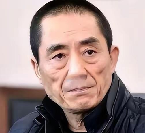 76岁的张艺谋走个几十米的红毯台阶，身旁得紧挨着两个人左右护着，这一幕让人看得心里五味杂陈。明明早就