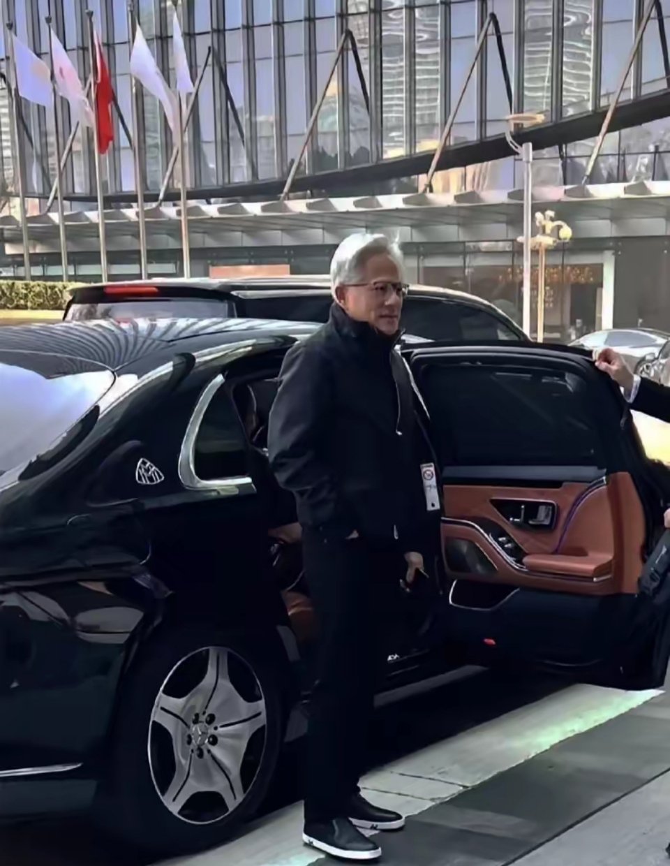 作为世界级大公司的老板，黄仁勋在别的方面不算太讲究，唯独车子得够档次。感觉现在吃