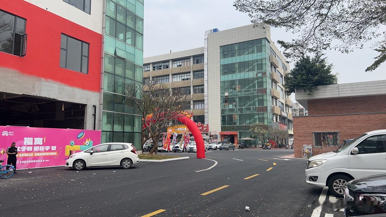 凌晨，滴滴师傅十分善谈，话题从国家政策，到地方建设，再到个人生活……他说八九十