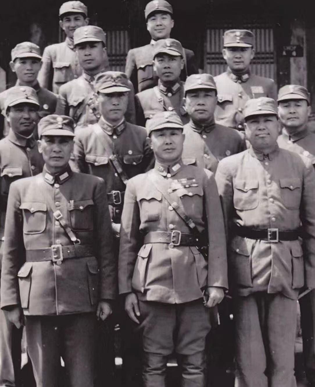 1945年，抗战胜利后，国军抗战将领大合影！第一排左起：卢汉，何应钦，关麟征；