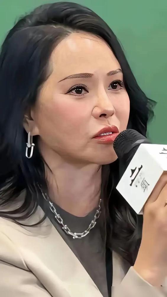 伊能静把每年填脸的钱，停掉了。不是花不起，是彻底换了个思路。她直接砍掉了那笔