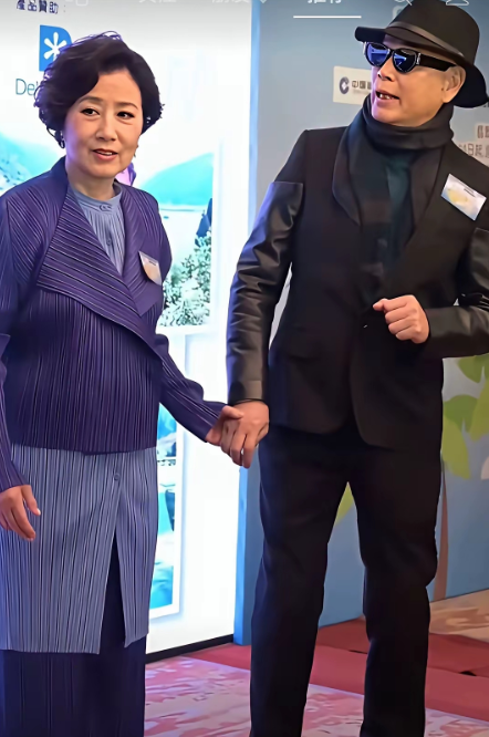 她今年74岁了，她称得上自然老去的典范。不像有些女星热衷于do脸，她不做这些，自