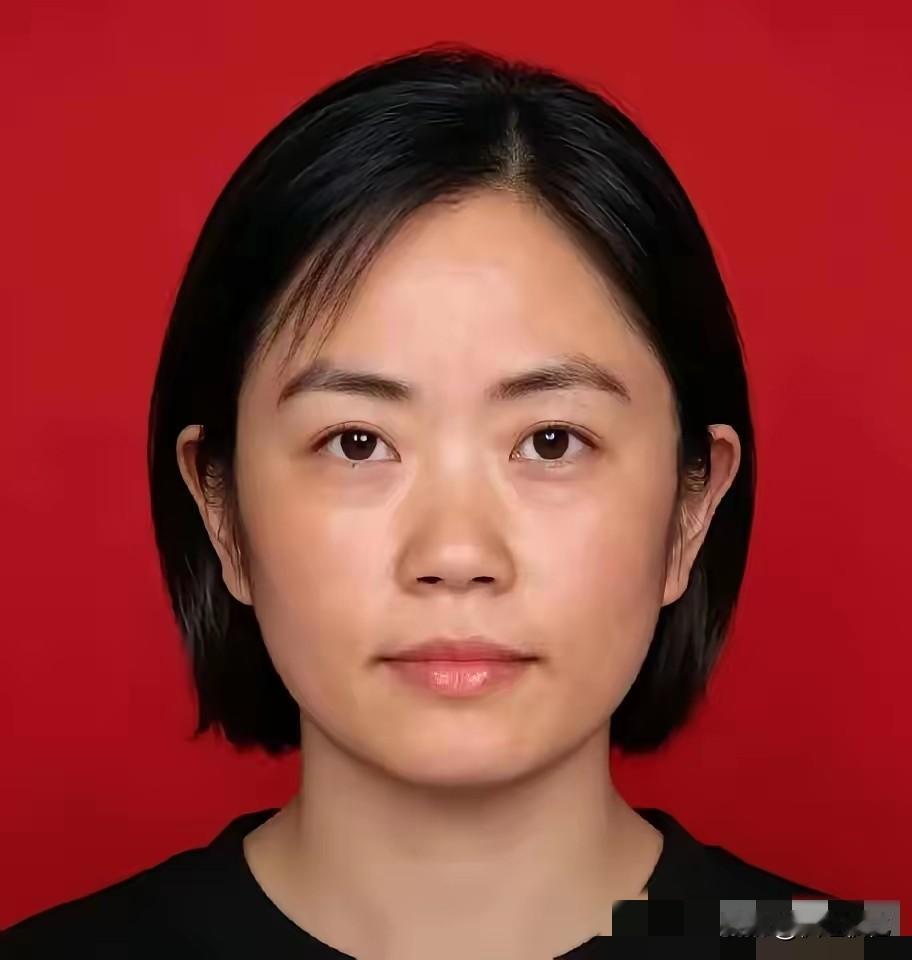 一位手握大校军衔、拥有高级工程师职称，本该退休享福、安稳度日的女军人，会脱下戎装