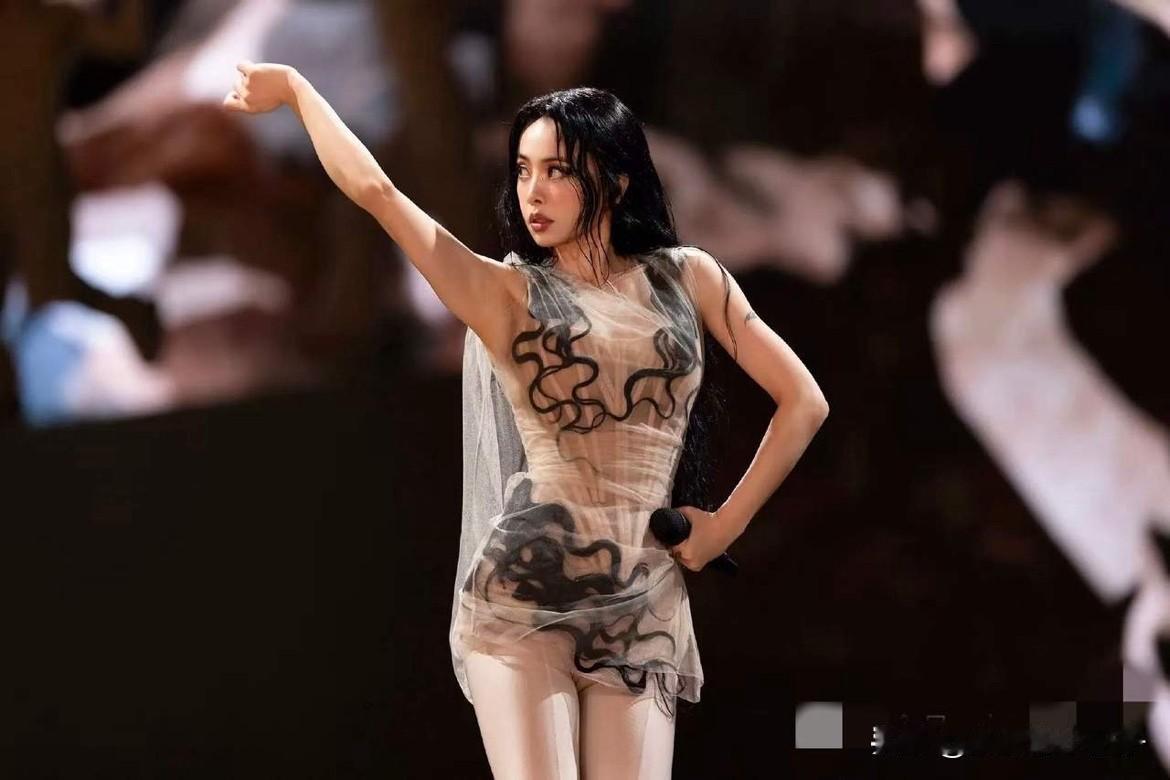 又是踩蛇又是骑马！要说演唱会玩得这么花，还得是蔡依林！你看看蔡依林台北小卤蛋