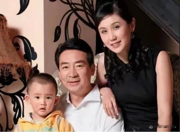 2003年，49岁的寇振海鼓起勇气，向年轻的演员李婷表明了心意。面对这个比自己年