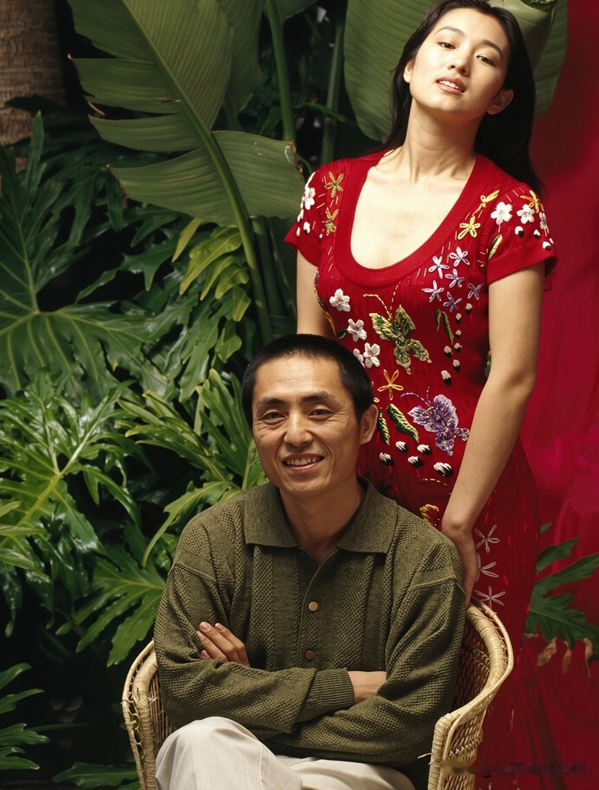这是在1992年美国洛杉矶，张艺谋与巩俐在第64届奥斯卡金像奖期间的一张珍贵合影