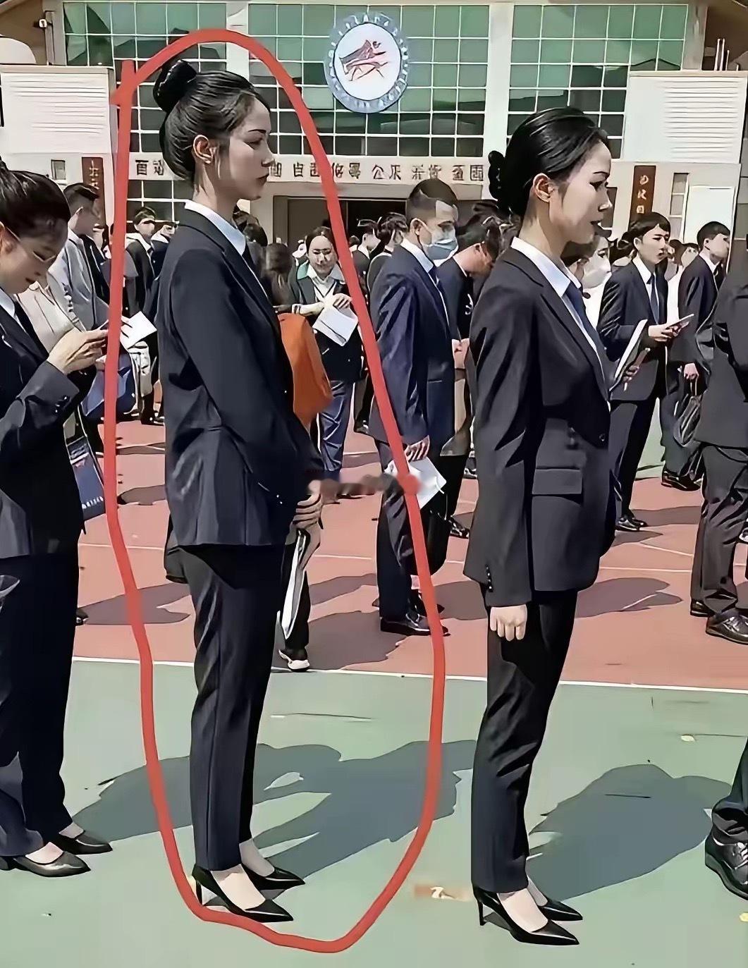 这姑娘是不是已经被内定啦！好扎眼​​​