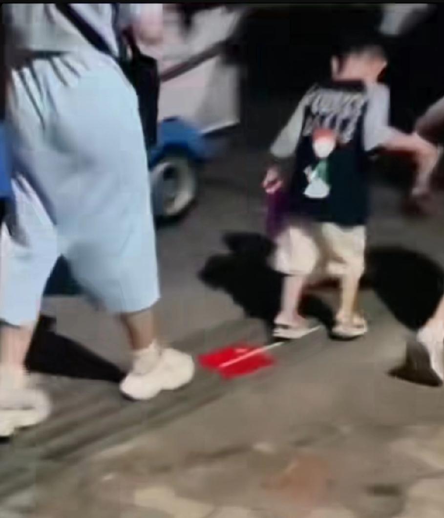 国庆节一妈妈故意带着孩子踩国旗，孩子看到踩，回过头来再踩几次，可悲啊录像在，公