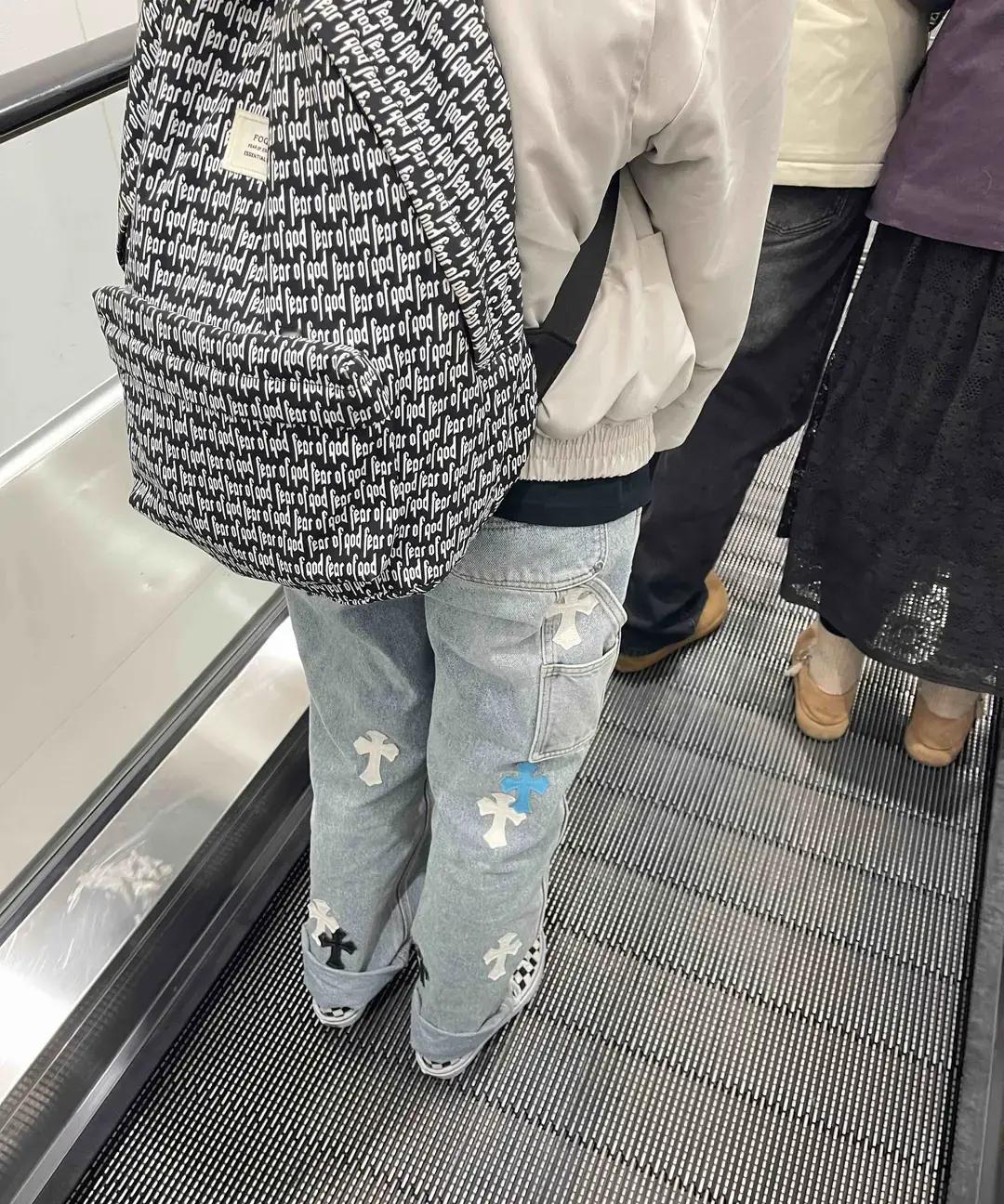 6万牛仔裤逛超市山姆货架边，克罗心银链晃得人发慌。一条裤子顶半年工资，却被