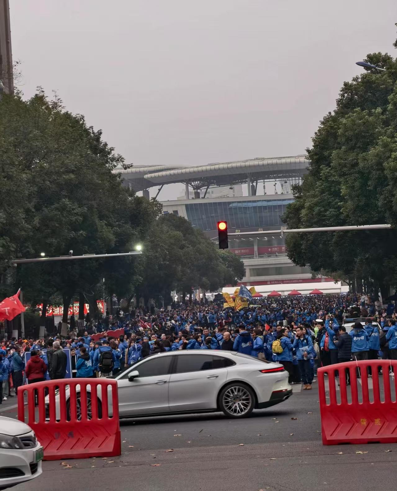 湖南长沙。从今天下午开始，就已经有一波又一波的身着蓝色球衣的永州球迷来到贺龙体育