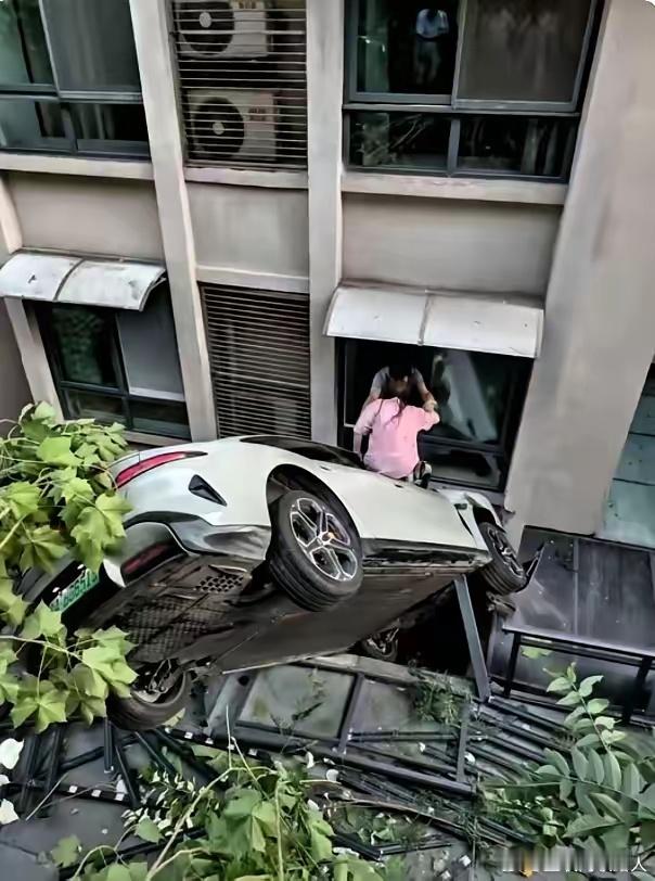 这车开得太猛，没刹住，一头撞在了楼上！​​​
