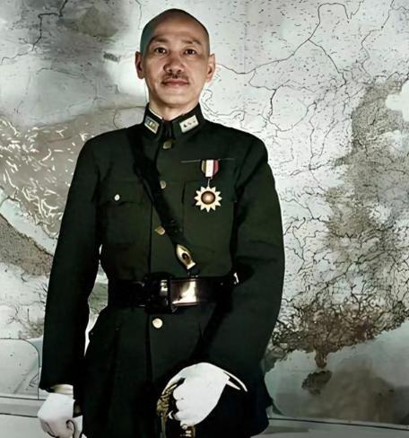 以前看电视不明白，为什么国民党那边的人都叫老蒋为委员长，而不喊总统，后来才知道原