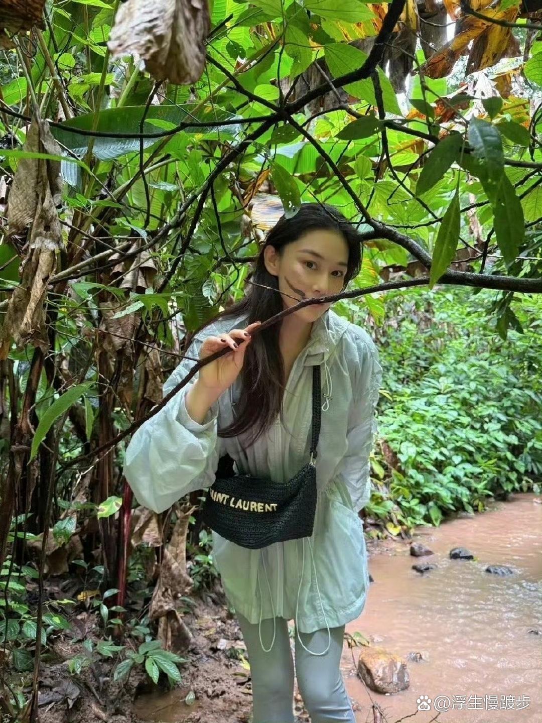 张馨予大方秀恩爱，与何捷拍情侣头像，何捷长得好壮实一身腱子肉，妈妈也一起出游了！​