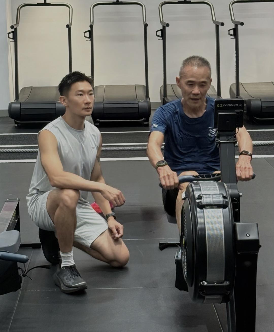 75岁王石现身上海一家健身房锻炼，他在一名教练的指导下，做各种高难度负重运动，累
