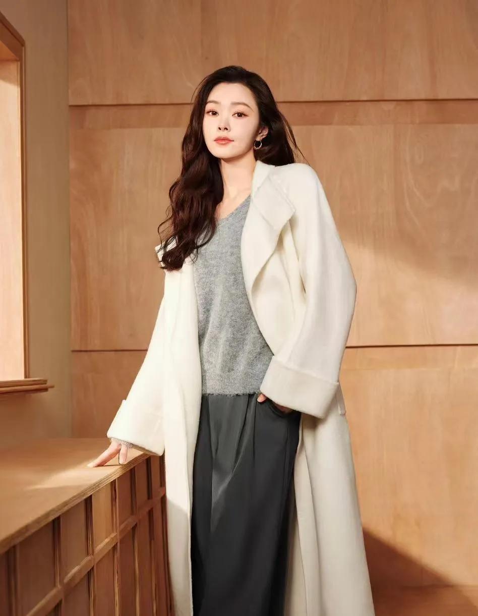 宋轶的白大衣穿搭，把“温柔显贵”焊在身上了宋轶这组造型一出来，直接戳中秋冬