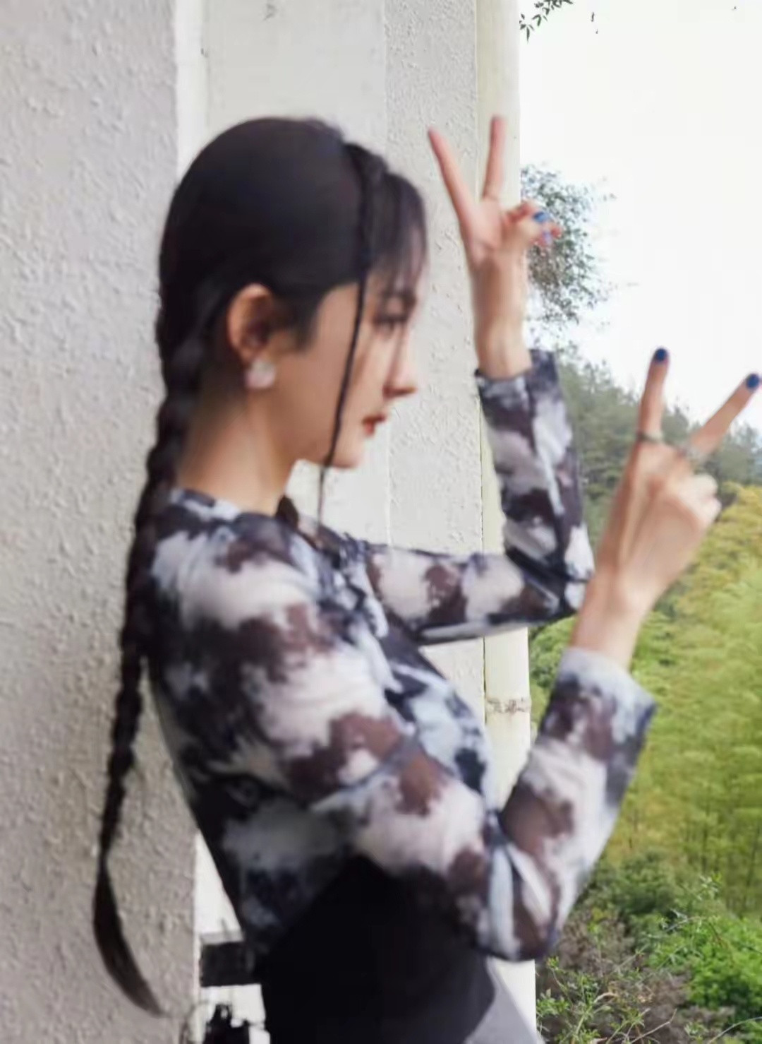 杨幂麻花辫配简约穿搭，减龄又时尚，好漂亮啊​​​