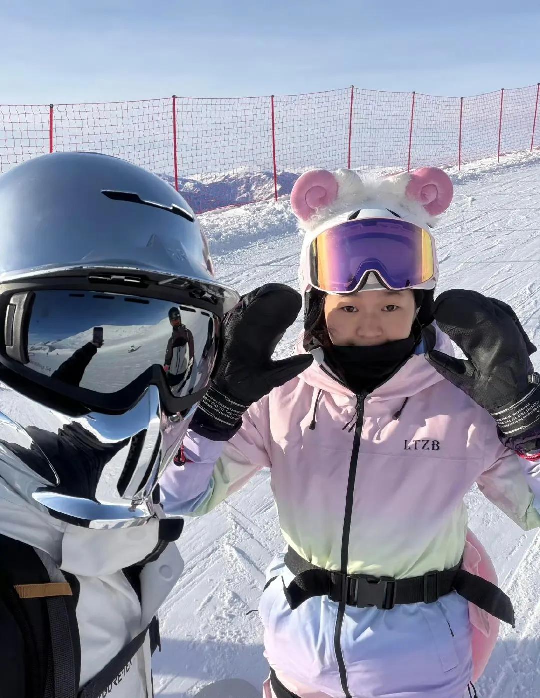 全红婵新疆滑雪玩的不亦乐乎蓝天白雪相映，辽阔空间，玩的得心应手，又美又飒，全红