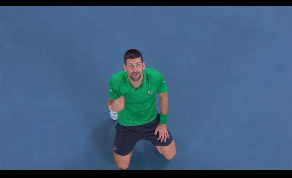 德约赛后的庆祝动作:双膝跪地，双手展开，仰望穹顶，随后在胸口比划了一个“十”字，