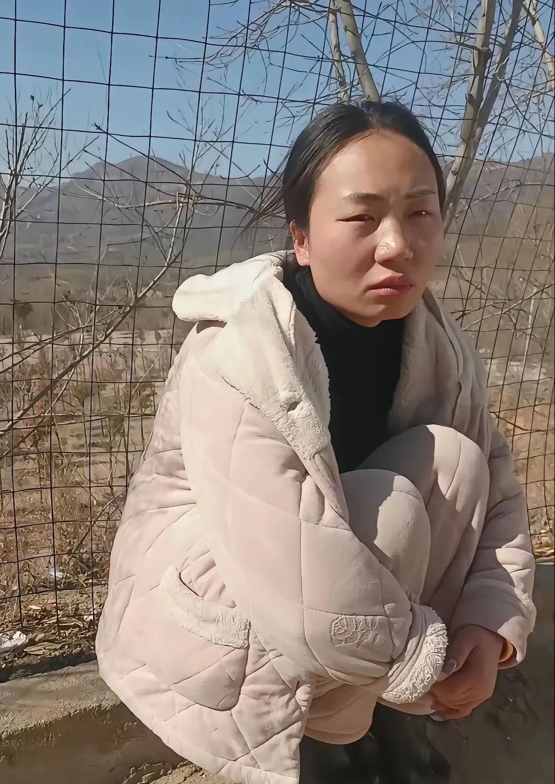 中灵山顶出意外的这位女子大概有抑郁症吧。看她的丈夫发出的妻子这张照片满脸愁容，好