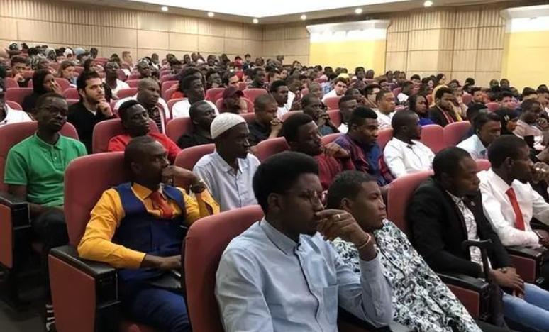 家长群刷屏了！非洲留学生越来越多，管理没跟上乱套怎么办？非洲学生走在校