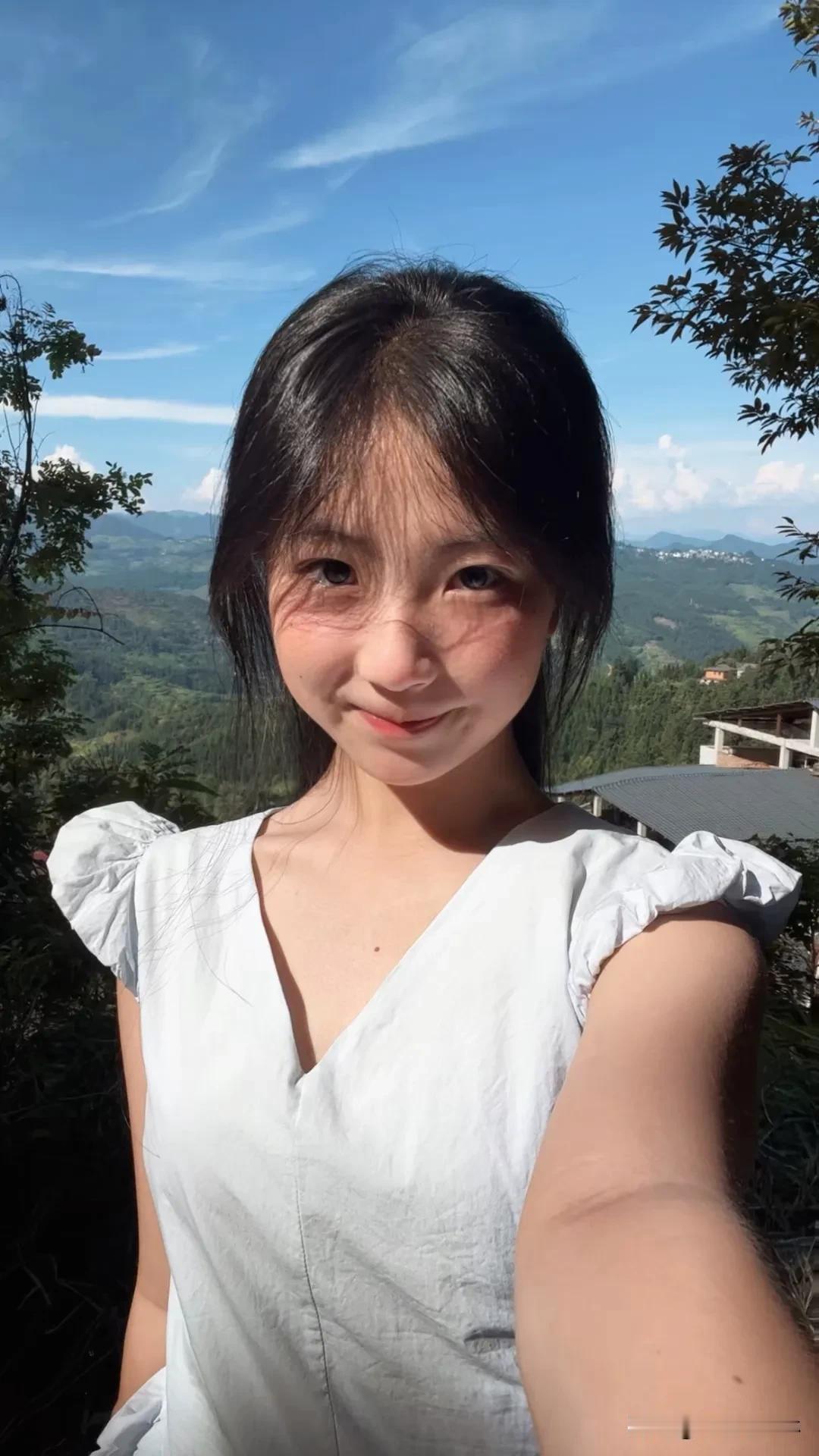 清晨的阳光吻过嘴角，微笑是开启一天的密码。简单生活，快乐自拍，