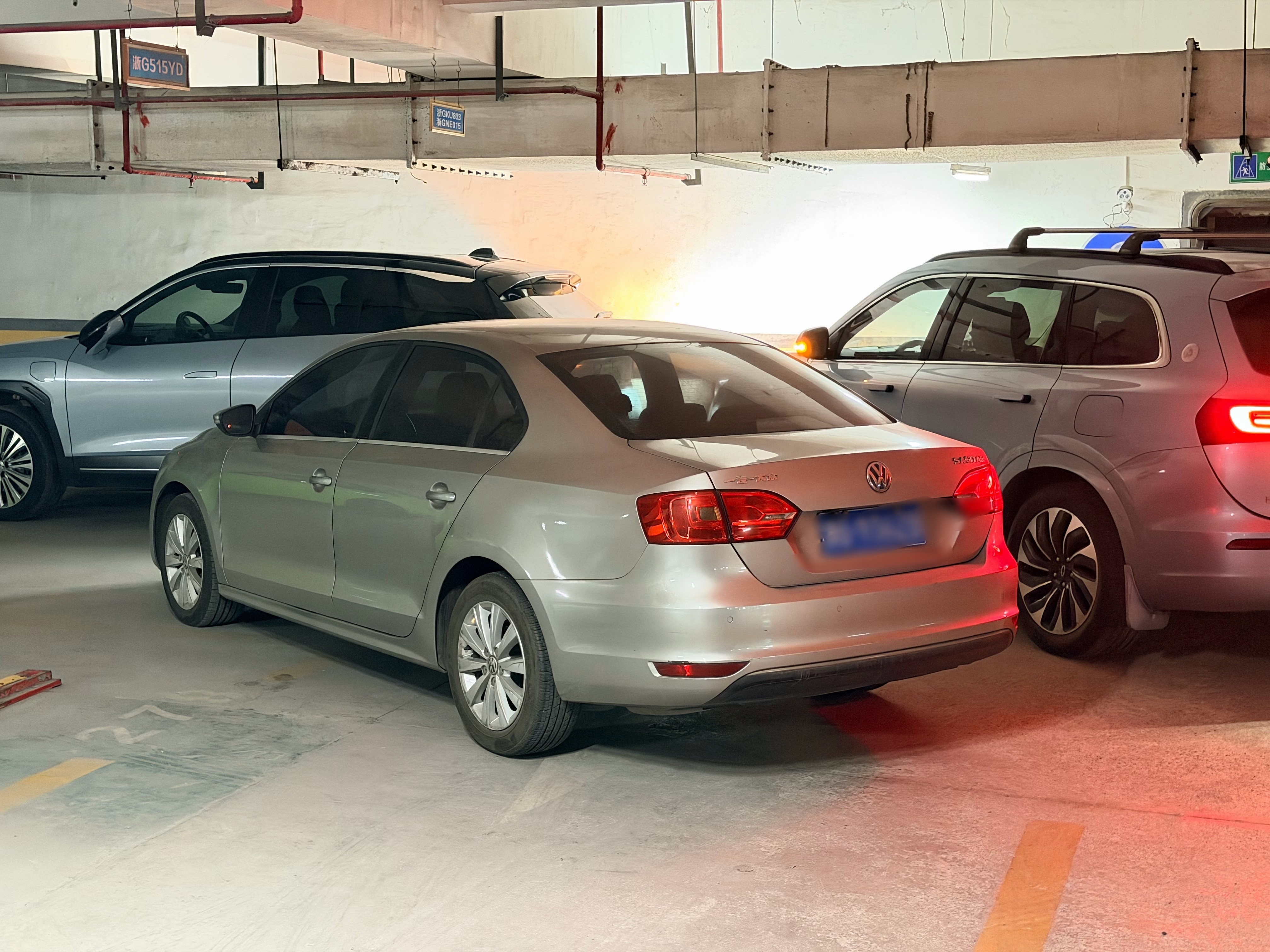 这车停的，和停车场他家的一样还好小艺有离车泊入，不然我都停不回车位