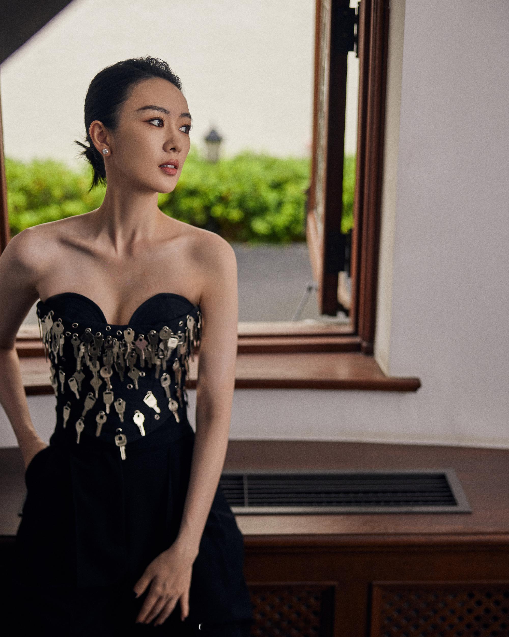 童瑶黑色抹胸裙优雅迷人