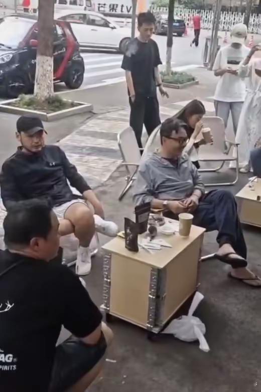 汪涵转业卖咖啡？店内员工都是聋哑人，他现场示范用手语点咖啡，51岁的汪涵许久没有